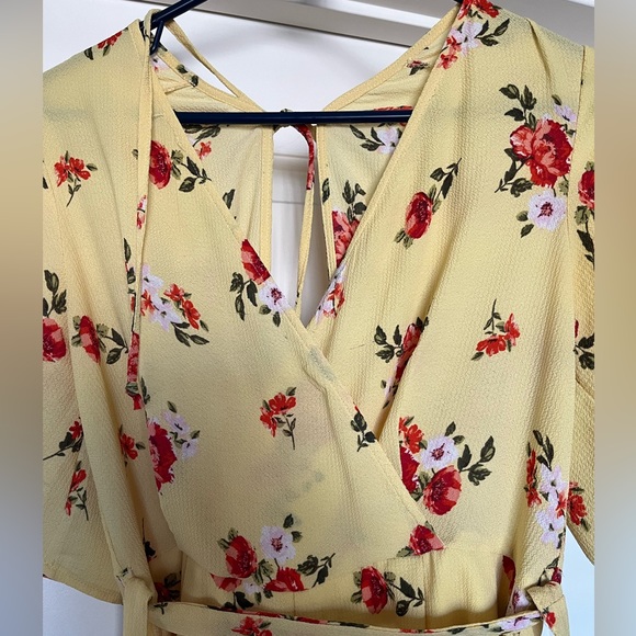 Yellow floral jumper with tie at waist. Cute and casual. Size Large. - Picture 4 of 5